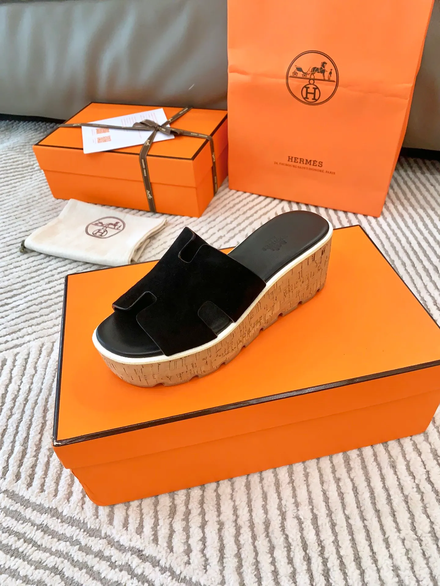 👟👟Ex-factory price 500👟👟 Peak enamel is made by hand, supreme purchasing agent level! Hermes spring and summer new slippers, high-end customization, exclusive products, the highest version in the industry, authentic mold opening and customization, laminating technology, heavy investment in development of a fully matched steel mold, perfect authentic version of the logo, exclusive correct version of the original font, Italian original calfskin cut upper, non-slip rubber outsole, lining: foot pads, pure imported Italian mixed breed, environmentally friendly goatskin, genuine leather welt, original packaging size: 34~41 (34.40. 41) Customized-no returns or exchanges